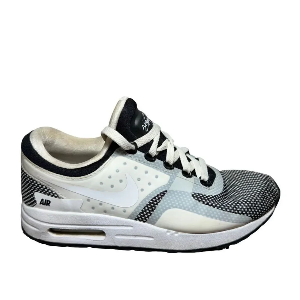 Women’s Nike air max athletic shoes size 6Y black/white